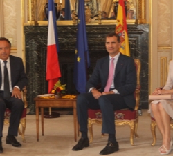 Sus Majestades los Reyes durante el encuentro mantenido con el Presidente del Senado, Jean-Pierre Bel