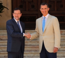 Don Felipe saluda a Mariano Rajoy antes del despacho en el Palacio de Marivent