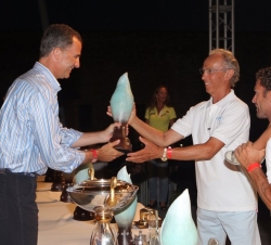 Don Felipe entrega el trofeo de la categoría "Nespresso X-35", que correspondió al "Lelagain"