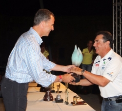 Don Felipe entrega a Pedro Campos el trofeo correspondiente al "Movistar", ganador en la categoría "BMW ORC 2"