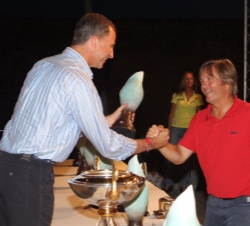 Don Felipe entrega el trofeo al "Noticia", ganador en la categoría "Herbalife J80".