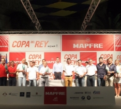 Su Majestad el Rey, con los ganadores en las distintas categorías de la  33ª edición de la Copa del Rey-Mapfre.