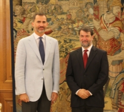 Su Majestad el Rey junto al director del Programa Mundial para la Malaria de la Organización Mundial de la Salud, Pedro Luis Alonso Fernández