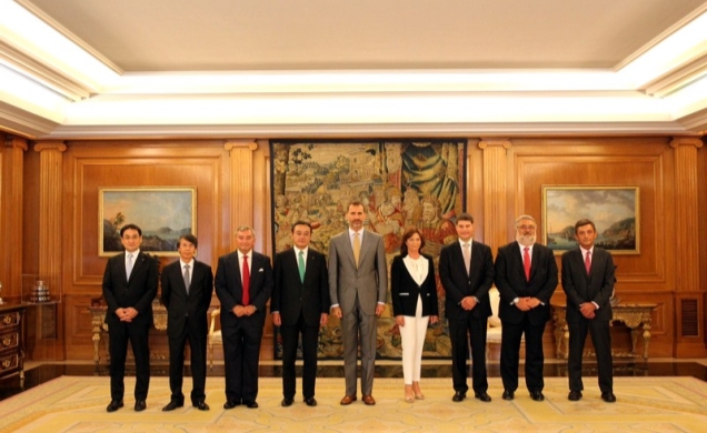 Su Majestad el Rey acompañado por el presidente Mundial del Grupo Fujitsu, Masami Yamamoto, y un grupo de directivos de la filial española de Fujitsu