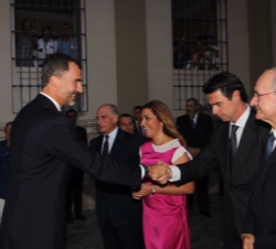 Don Felipe VI recibe el saludo del ministro de Industria, Energía y Turismo, José Manuel Soria