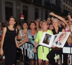 Doña Letizia saluda al público allí congregado a su llegada al Museo Picasso