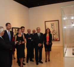 Los Reyes atienden las explicaciones del director del Museo, José Lebrero