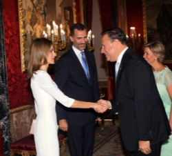 Su Majestad la Reina recibe el saludo del Presidente de la República de Panamá, Sr. Juan Carlos Varela Rodríguez