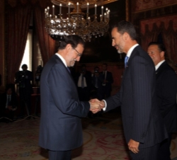 Su Majestad el Rey saluda al presidente del Gobierno de España, Mariano Rajoy Brey