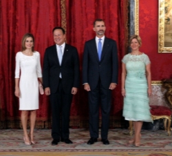 Sus Majestades los Reyes junto al Presidente de la República de Panamá y la Sra. Castillo de Varela