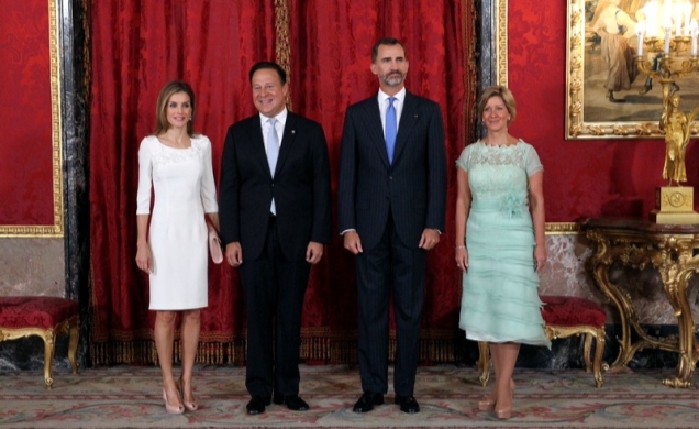 Sus Majestades los Reyes junto al Presidente de la República de Panamá y la Sra. Castillo de Varela