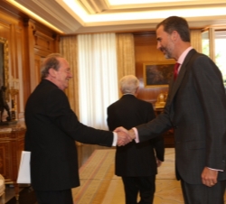 Su Majestad el Rey recibe el saludo del vicepresidente de la Fundación, José Manuel Blecua