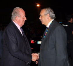 Don Juan Carlos recibe, a su llegada, el saludo del presidente de la Federación Española de Baloncesto, José Luis Sáez