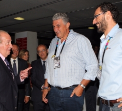 Su Majestad el Rey Don Juan Carlos charla con los exjugadores de baloncesto, Fernando Romay y Jorge Garbajosa