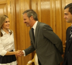 Doña Letizia recibe el saludo del presidente co fundador de la Fundación Alia2, Roberto García-Monzón