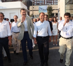 Don Felipe acompañado por las autoridades que le recibieron a su llegada al Centro Especializado de Alto Rendimiento (CEAR)