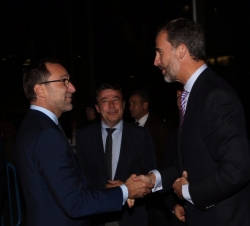 Don Felipe recibe el saludo del embajador de los Estados Unidos de América en España, James Costos, en presencia del presidente de la Comunidad de Mad