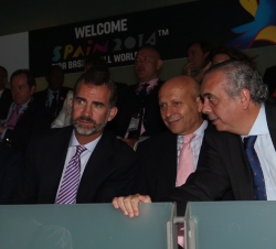 Don Felipe conversa con el ministro de Educación, Cultura y Deporte, José Ignacio Wert, y el presidente de la Federación Española de Baloncesto, José 