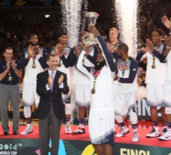 Su Majestad el Rey hace entrega al capitán de la selección de baloncesto de los Estados Unidos, James Harden, la copa que les acredita Campeones del M