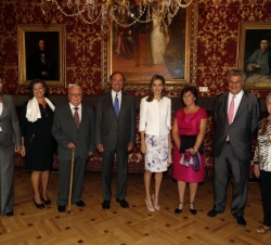 La Reina y las autoridades asistentes, con la premiada, Carmen del Riego, y sus allegados