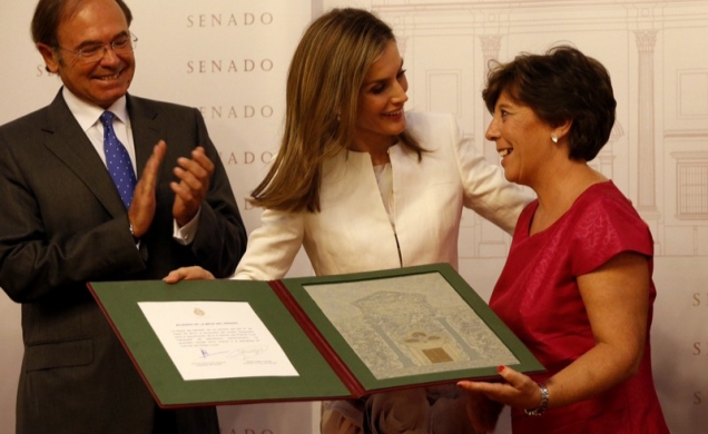 La Reina entrega el galardón a Carmen del Riego en presencia del presidente del Senado