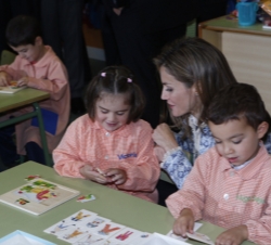 Su Majestad la Reina conversa a su paso por las aulas de educación infantil con unos niños del colegio BenChoShey