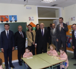 Su Majestad el Rey Don Felipe se despide de los niños tras visitar su clase