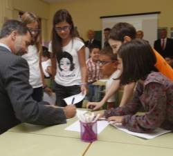 Don Felipe dedica unas palabras a los alumnos del centro escolar BenChoShey