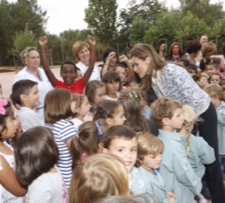 Doña Letizia recibe el saludo de algunos de los alumnos del centro escolar BenChoShey