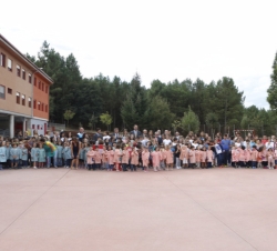 Fotografía de grupo. Don Felipe y Doña Letizia acompañados por los alumnos del colegio BenChoShey de Pereiro de Aguiar y de las autoridades presentes 