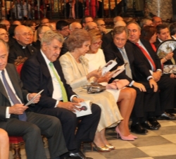 Doña Sofía, junto a la presidenta de la Junta de Comunidades de Castilla-La Mancha, María Dolores de Cospedal, comentan el programa del Concierto