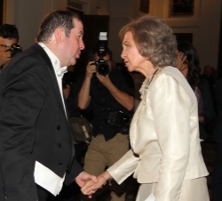 Su Majestad la Reina Doña Sofía saluda al director de la Orquesta y director musical del Teatro Real, Ivor Bolton