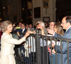 Doña Sofía recibe el cariño del público asistente al Concierto