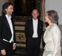 Su Majestad la Reina saluda al tenor español, David Alegret, en presencia del bajo, Alastair Miles