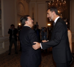 Su Majestad el Rey recibe el saludo del presidente de la Comisión Europea, José Manuel Durao Barroso, durante la recepción que ofrecieron a las delega