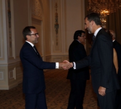 Don Felipe recibe el saludo del Embajador de Estados Unidos en España, James Costos, con motivo de la recepción que ofrecieron a las delegaciones part
