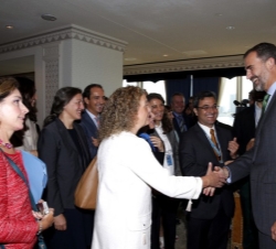 Don Felipe conversa con los funcionarios españoles destinados en Naciones Unidas.