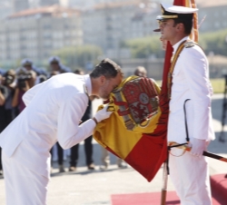 Su Majestad el Rey besa la Enseña Nacional