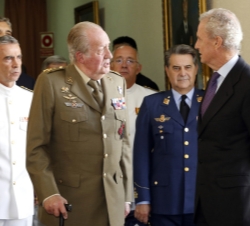 Don Juan Carlos conversa con el ministro de Defensa, Pedro Morenés, en presencia de la cúpula del Estado Mayor de la Defensa