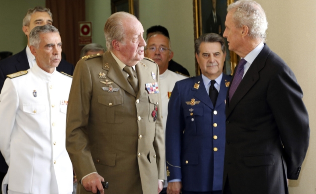 Don Juan Carlos conversa con el ministro de Defensa, Pedro Morenés, en presencia de la cúpula del Estado Mayor de la Defensa