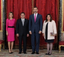 Sus Majestades los Reyes junto al Presidente de la República de Honduras y la Sra. Ana García de Hernández