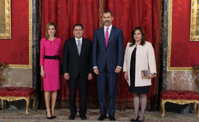 Sus Majestades los Reyes junto al Presidente de la República de Honduras y la Sra. Ana García de Hernández