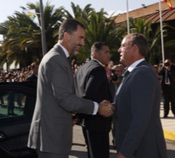 Don Felipe recibe el saludo del presidente de la Comunidad Autónoma de Extremadura, José Antonio Monago