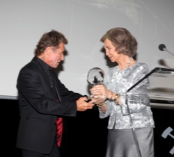 Su Majestad la Reina Doña Sofía recibe el galardón de manos del músico alemán Peter Maffay, a cuyo cargo corrió la "laudatio" de Doña Sofía.