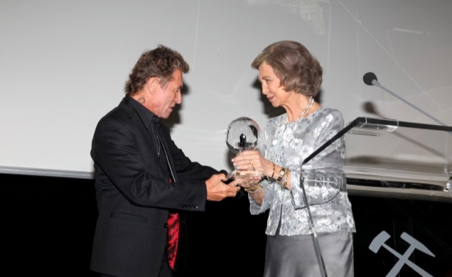 Su Majestad la Reina Doña Sofía recibe el galardón de manos del músico alemán Peter Maffay, a cuyo cargo corrió la "laudatio" de Doña Sofía.