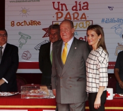 Su Majestad la Reina junto a Su Majestad el Rey Don Juan Carlos frente a la mesa de cuestación del "Día de la Banderita"