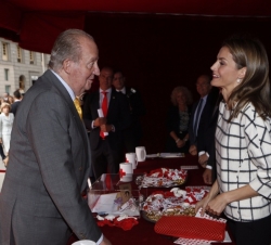 Su Majestad la Reina conversa con Don Juan Carlos