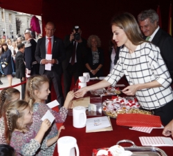 Doña Letizia recoge los donativos de unas niñas