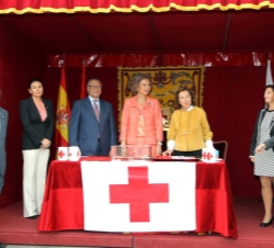 La Reina Doña Sofía, en la mesa de cuestación, acompañada por la vicepresidenta de Cruz Roja Española, Manuela Cabero, y el consejero de Asuntos Socia