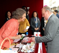 Don Juan Carlos entrega su donativo en la mesa de cuestación de Doña Sofía